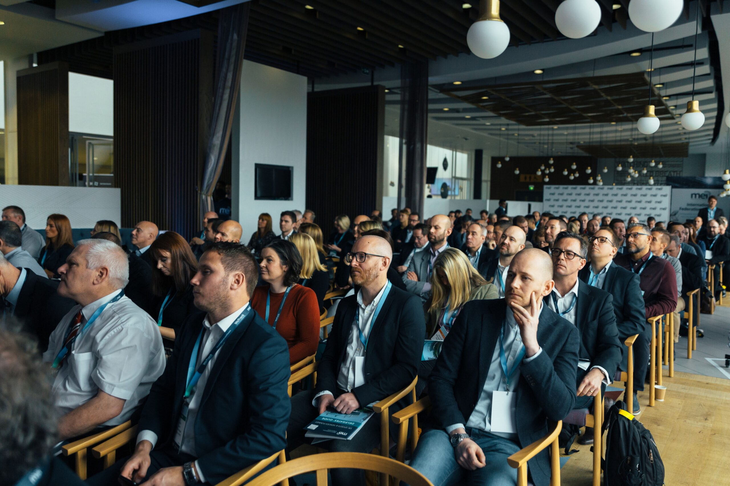 Het congresseizoen begint. Imago expert Mirjam Bach legt uit hoe je opvalt op een netwerkevent zonder uit de toon te vallen, met kleuradvies per seizoenstype.